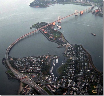 Puente Throgs Neck desde el aire, el Bronx en primer término