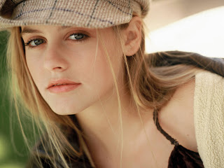 Alicia Silverstone Wonderful Hollywood Actress Wallpaper