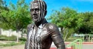 Em Juazeiro, estátua de Daniel Alves amanhece pichada