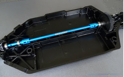 Eje central Tamiya TT-02 El tren motriz es liviano y resistente, lo que permite la mejor combinación de rendimiento y confiabilidad.