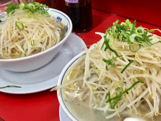 ラーメン 600円 手前：もやし多め、奥：普通