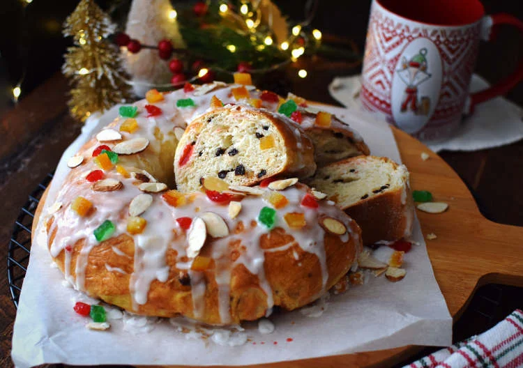 La rosca navideña de pan dulce se decora con un glaseado de azúcar glass y más frutas confitadas