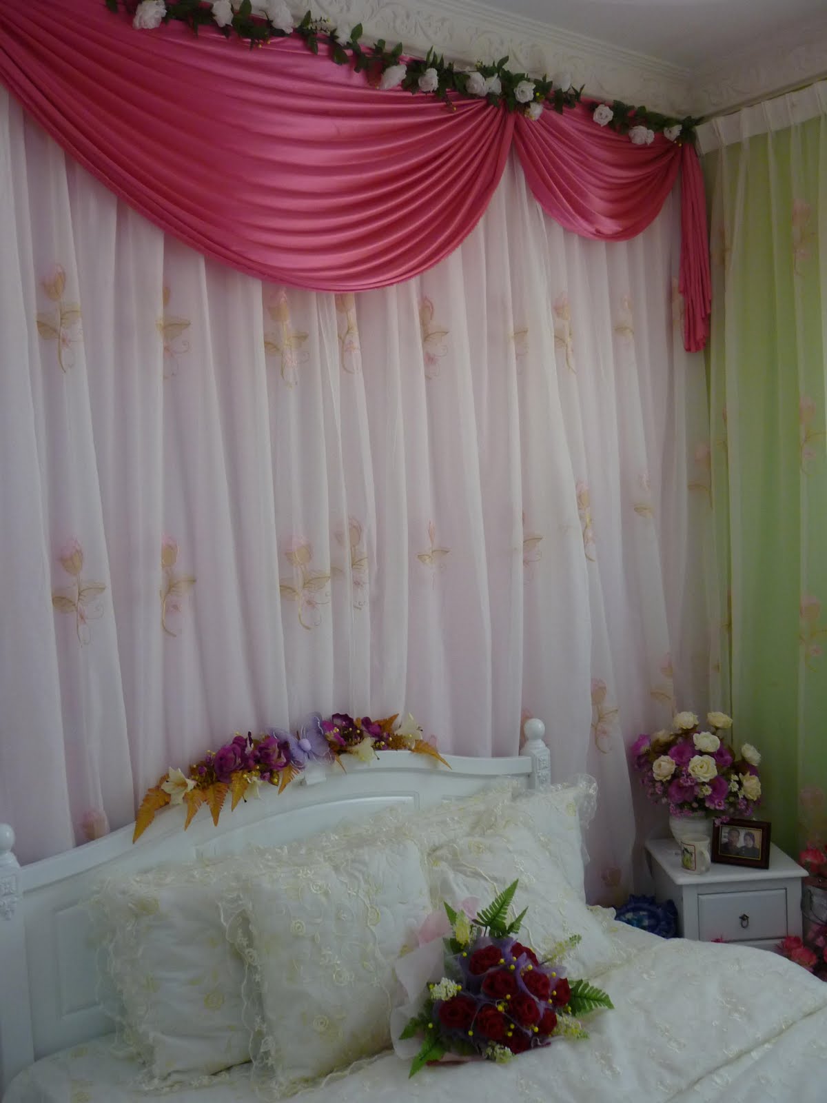 Hiasan Bilik Tidur Dengan Wall Putih plus Pink
