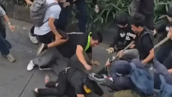 Polisi Bentrok dengan Demonstran di Depan Gedung DPR, Jurnalis Jadi Korban