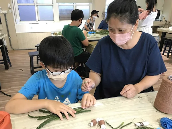 ▲從採取在地植物染的素材原料、染劑的製作流程，一直到染布的染製，完整將整個製作過程進行教學。（圖／記者林明佑翻攝）
