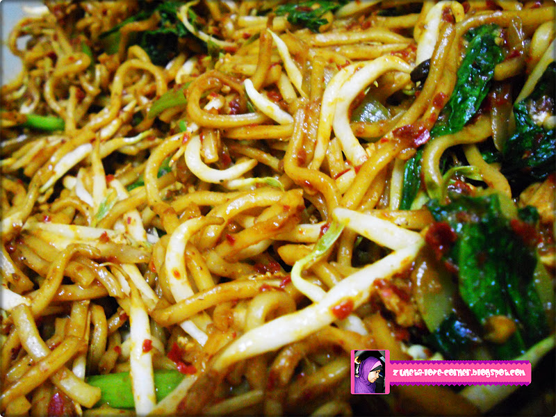Mee Goreng + Nasi Ayam Special  ''''zUnETa LoVE CoRNER 
