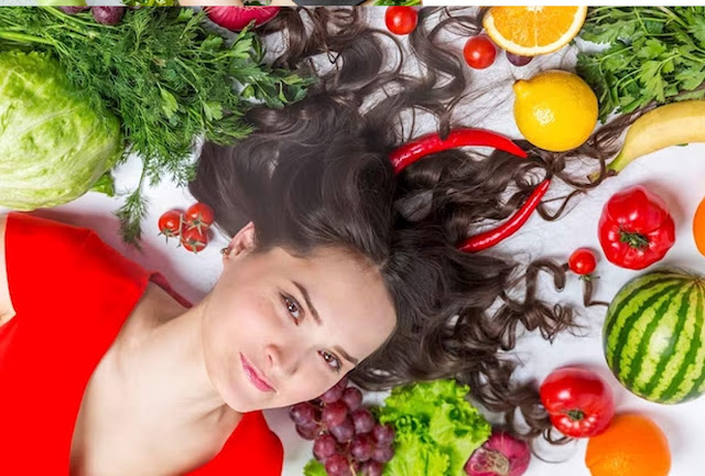 Una donna sdraiata su un letto pieno di frutta e verdura