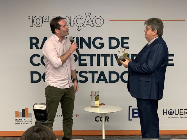 João Azevêdo recebe prêmio do CLP, em São Paulo, como destaque da Paraíba em Educação