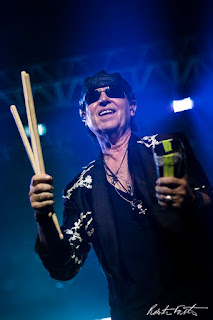 Klaus Meine sorrindo e segurando baquetas para jogar ao público em Porto Alegre