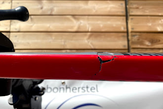 Canyon aeroad CF SLX carbonschade aan bovenbuis door stuurinslag