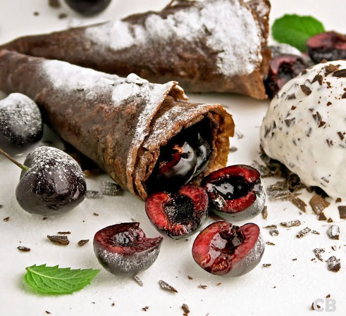 Chocoladeflensjes met Hollandse kersen en stracciatellaroomrijs