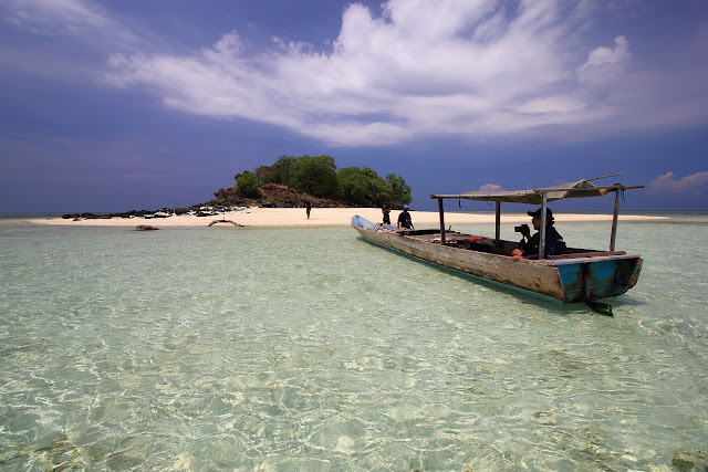 Bersandar di pulau Meko Adonara