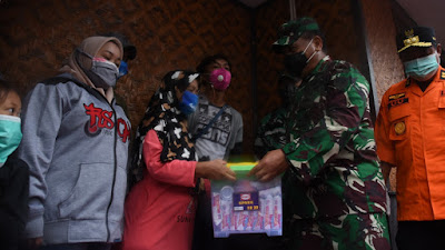 Pangdam III/Slw, Tinjau dan Serahkan Bantuan Pada Korban Banjir di Bogor