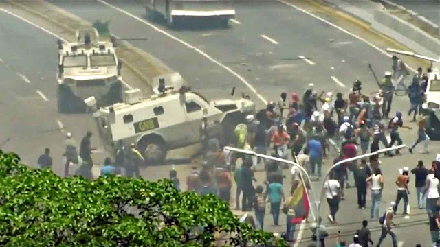 Repressão sanguinária de falido alzamiento. Rússia teria proibido Maduro de sair