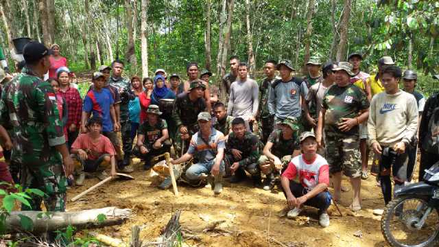 TNI dan Warga Lakukan Bhakti Sosial Timbun Jalan Menuju Akses Obyek Wisata