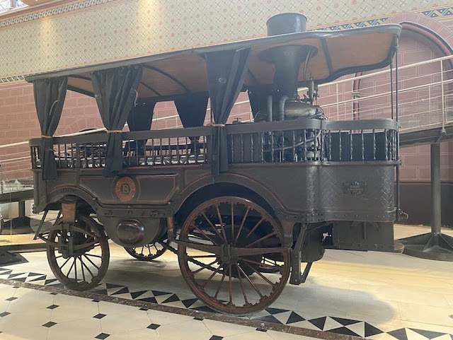 La Obéissante el primer vehículo a vapor del mundo que podía transportar 12 pasajeros 