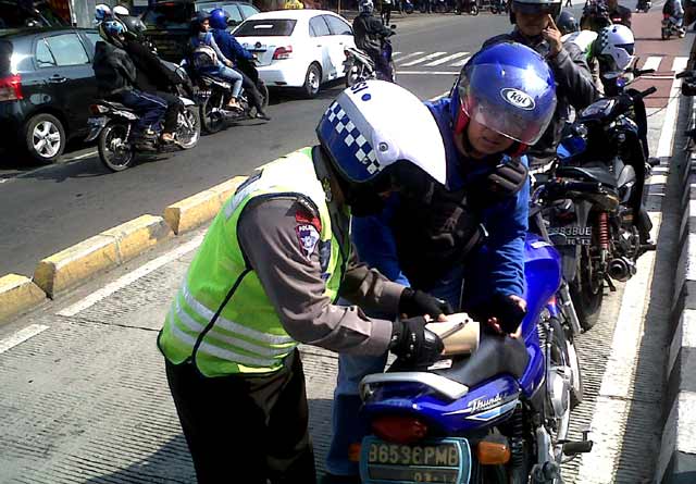  Gambar  Lucu Orang  ditilang Polisi Gokil Gan AydiL Blog z