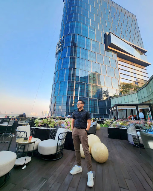 Soiree Rooftop Bar Surabaya Daya Tarik