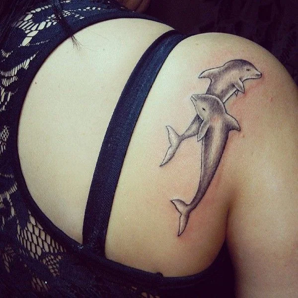 fotografia con tatuajes de delfines