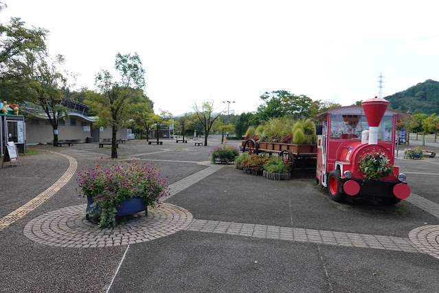 鳥取県西伯郡南部町鶴田　とっとり花回廊　ゲート前展示