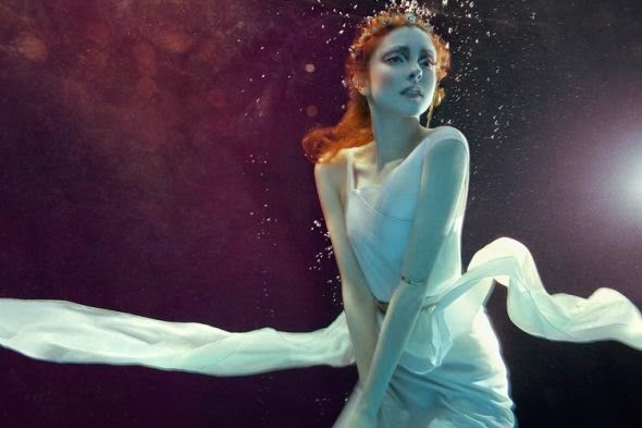 Zena Holloway fotografia fashion subaquática mulheres flutuando água