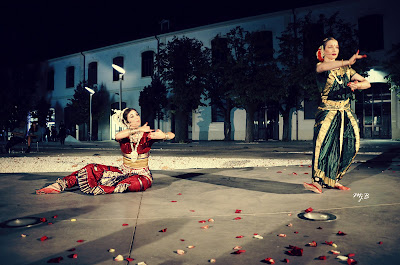 Odissi Roma INDIA | Yakṣiṇī - Le ninfe dai boschi dell'India venerdì 4 settembre 2015 In attesa del Ganesh Chaturthi, la festa che celebra la nascita di Ganesh, il dio elefante che rimuove gli ostacoli e che viene invocato a scopo propiziatorio prima di iniziare qualsiasi attività, rito, lavoro, il 4 settembre per la serata Great Night INDIA nel clima suggestivo dell’installazione Great Land, tre danzatrici - Marialuisa Sales, Grazia Gentili e Marzia Colitti - si esibiranno in uno spettacolo di danza classica indiana. Tre stili diversi si incontreranno per decantare la natura ed esaltarne la bellezza attraverso una selezione di brani tratti dal repertorio classico delle danze indiane Odissi e Kuchipudi.