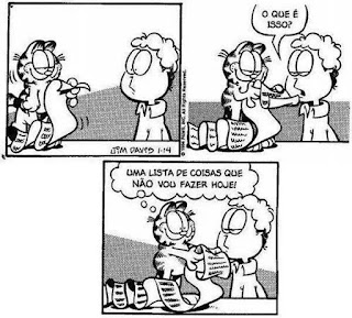  A tira do cartunista Jim Davis, em preto e branco com três quadros e falas em balões apresenta os personagens: Garfield, um gato listrado, gorducho e folgado, sua expressão é de eterno cansaço e um sorrisinho riscado para cima, as patas tem aspecto de mãos com quatro dedos. Jon, seu dono, é um jovem com cabelos crespos; os olhos dos dois personagens tem o mesmo aspecto, em algumas cenas estão arregalados e em outras, quase fechados.  Q1- Do lado esquerdo, Jon aparece do peito para cima e observa com olhos arregalados, Garfield em pé sobre uma bancada, segurando uma lista. Q2- Garfield com olhar sonolento, chega até Jon e, ambos verificam o que está escrito na extensa lista que se desenrola sobre a bancada. Jon com os olhos quase fechados pergunta: O que e isso? Q3- Jon continua com os olhos quase fechados, Garfield ainda segurando a lista estende as patas/mãos a frente do corpo, arregala os olhos e pensa: Uma lista de coisas que não vou fazer hoje!