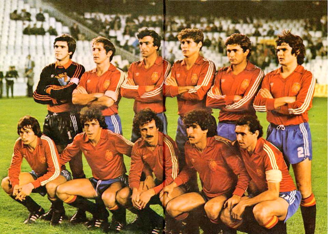 SELECCIÓN DE ESPAÑA. Temporada 1981-82. Arconada, Perico Alonso, Alexanco, Tendillo, Gordillo, Camacho. Saura, Víctor, Satrústegui, Zamora y Quini. SELECCIÓN DE ESPAÑA 2 SELECCIÓN DE BÉLGICA 0. 16/12/1981. Partido internacional amistoso. Valencia, España, estadio Luis Casanova. GOLES: 1-0: 7’, Satrústegui. 2-0: 87’, Satrústegui.