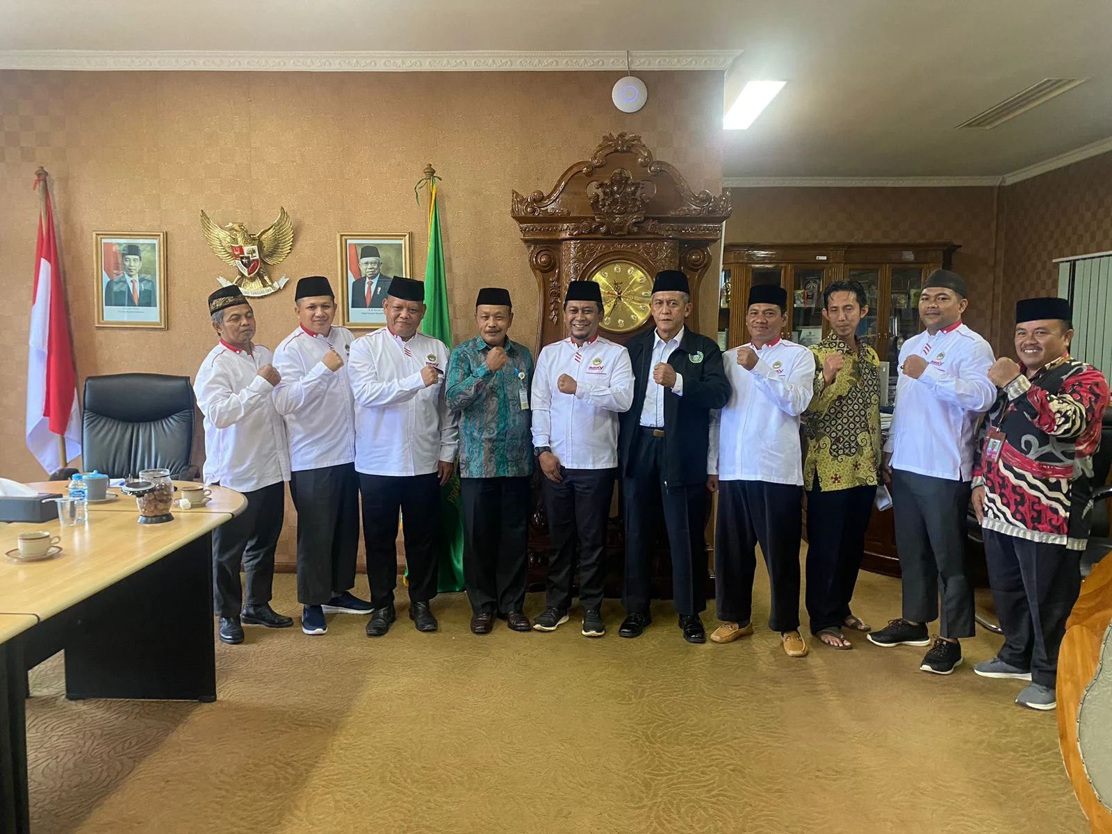 Pangkalpinang. Kepala Kantor Wilayah Kementerian Agama Provinsi Kepulauan Bangka Belitung (Kakanwil Kemenag Babel), H. Tumiran Ganefo menerima kunjungan Ketua DPW LDII Babel Ari Sriyanto beserta jajarannya dan Pengurus Pondok Pesantren Ar-Royan Pangkalpinang, di ruang kerjanya, Rabu (832023).  Dalam pertemuan tersebut, Kakanwil Kemenag Babel mengucapkan terima kasih dan apresiasi yang sebesar-besarnya atas perjuangan LDII dalam membina dan mencerdaskan anak bangsa melalui pondok pesantren.  ”Kami sangat terbantu sekali dalam melaksanakan tugas dan fungsi di Kemenag ini, yaitu Kementerian Agama yang profesional dan andal dalam membangun masyarakat yang saleh, moderat, cerdas dan unggul untuk mewujudkan Indonesia maju yang berdaulat, mandiri, dan berkepribadian berdasarkan gotong royong,“ ungkapnya.  Sementara itu, Ketua Yayasan Arroyan Qiyaumulail Lail, Ismail menjelaskan bahwa Pondok Pesantren Arroyyan Pangkalpinang didirikan bertujuan untuk membina kepribadian islami para santri, yaitu kepribadian yang beriman dan bertaqwa kepada Allah SWT, serta memilki 6 thobiat luhur.  “Kami harap melalui pendidikan di pondok pesantren ini, LDII dapat memberikan kontribusi dalam mencerdaskan bangsa,” ujarnya.  Di akhir diskusi, Kakanwil Kementerian Agama Provinsi Kepulauan Bangka Belitung mengajak LDII bersama-sama Pemerntah untuk menjaga persatuan dan kesatuan Bangsa.  “Kami Kantor Kementerian Agama Provinsi Kepulauan Bangka Belitung siap bersama LDII dan Pondok Pesantren Arroyyan dalam membangun umat,’’ pungkasnya.