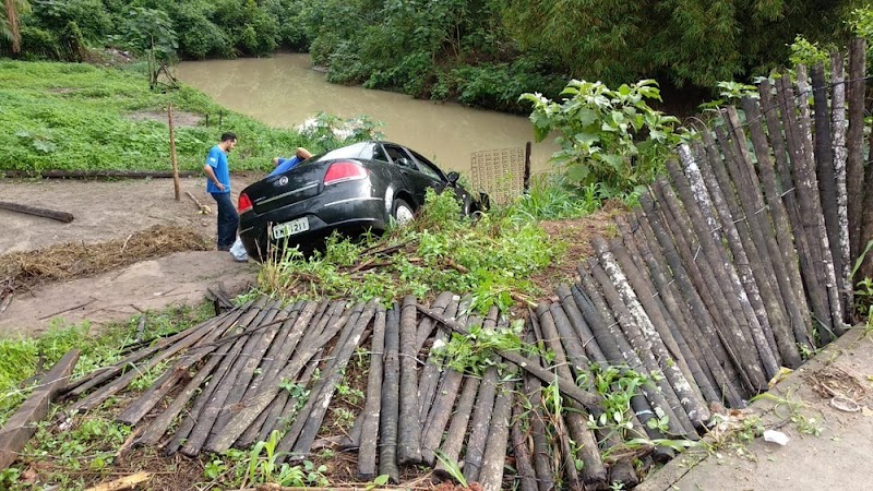 Motorista perde o controle e veículo cai em terreno em São Luís