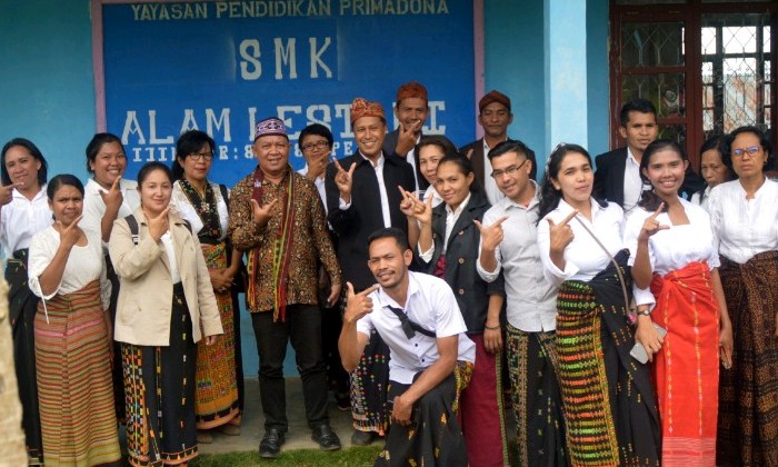 Perjumpaan dengan Yohanes Rumat, Kepala Sekolah SMK Alam Lestari “ Kami Seakan Mendapat Nutrisi Untuk Terus Mengabdi”