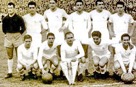 REAL MADRID C. F.. Temporada 1956-57. Juan Alonso, Becerril, Marquitos, Lesmes II, Muñoz, Zárraga; Kopa, Mateos, Di Stéfano, Rial y Gento. REAL MADRID C. F. 3 MANCHESTER UNITED F. C. 1 Resultado eliminatoria: REAL MADRID CF 5 MANCHESTER UNITED FC 3 Jueves 11/04/1957, 16:30 horas. II Copa de Europa, semifinal, partido de ida. Madrid, estadio Santiago Bernabéu. GOLES: ⚽1-0: 61’, Héctor Rial. ⚽2-0: 73’, Alfredo Di Stéfano. ⚽2-1: 82’, Thomas Taylor. ⚽3-1: 83’, Enrique Mateos.