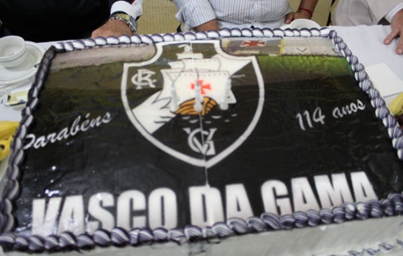 Foguetório inicia festa dos 114 anos de aniversário do Vasco