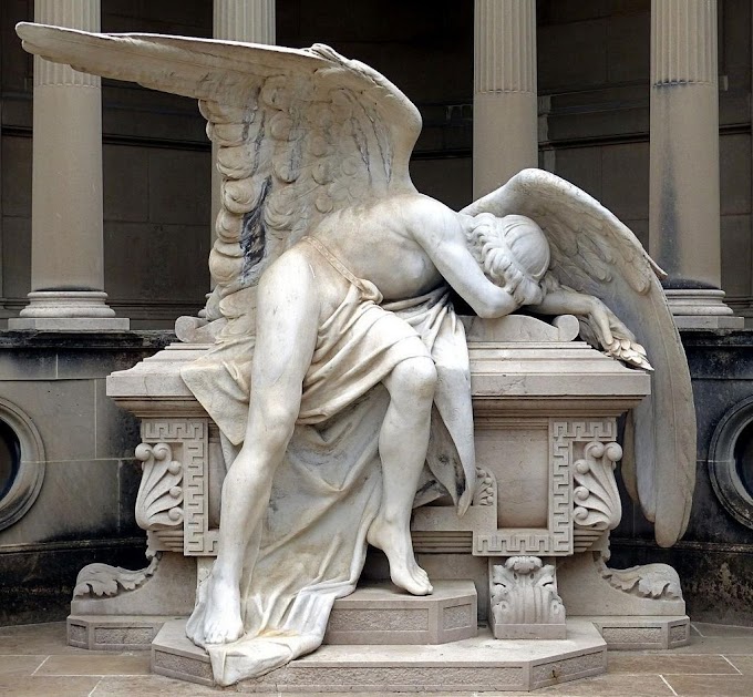  Плачущий ангел. Скульптура на кладбище в Барселоне.
