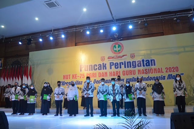 Pemenang Lomba GTK Berdedikasi, Guru Menulis dan Gurulympics 2020 Terima Hadiah