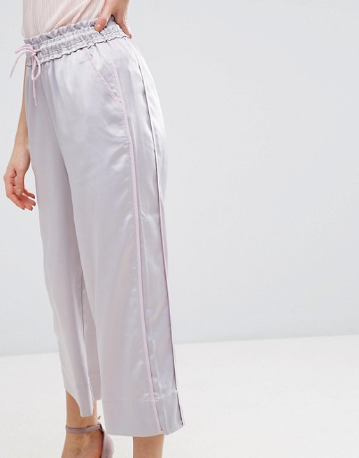 https://ad.zanox.com/ppc/?42145661C1744456275&ulp=[[/asos/asos-jupe-culotte-large-en-satin-passepoile/prd/7272762%26iid=7272762%26clr=Lilac%26cid=1928%26pgesize=36%26pge=0%26totalstyles=903%26gridsize=3%26gridrow=1%26gridcolumn=3]]