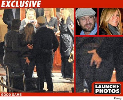 Paparazi surprised him with his hand in Jennifer ass