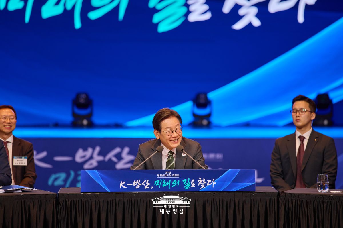 이재명 대통령 "방위산업, 미래 먹거리···AI·무인 로봇 무기 체계 개발" - Tổng thống Hàn Quốc: Ngành công nghiệp quốc phòng sẽ đóng vai trò là động lực tăng trưởng mới