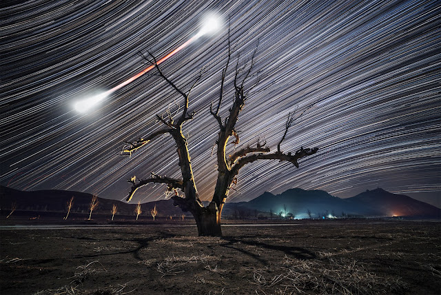 Đường đi của Mặt Trăng máu và những ngôi sao trên bầu trời. Hình ảnh: Haitong Yu.
