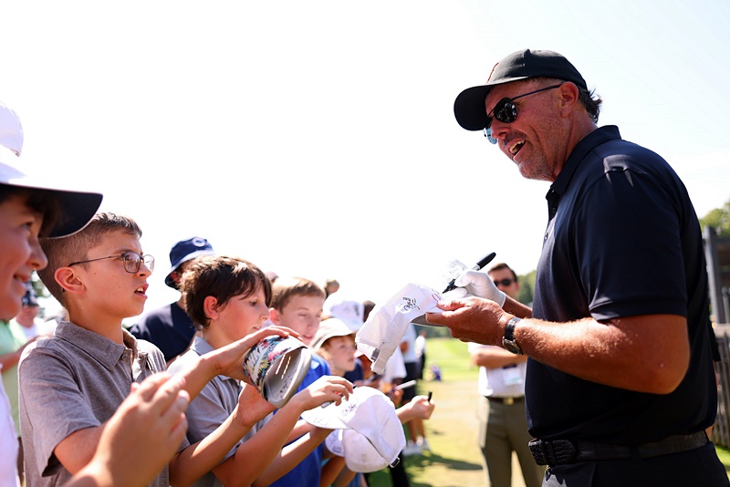 Hy%20Flyers%20captain%20Phil%20Mickelson%20chats%20with%20young%20fans%20at%20the%20LIV%20Golf%20Invitational%20Chicago