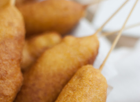 (Wegańskie) mini corn dogi z dipem musztardowo-miodowym