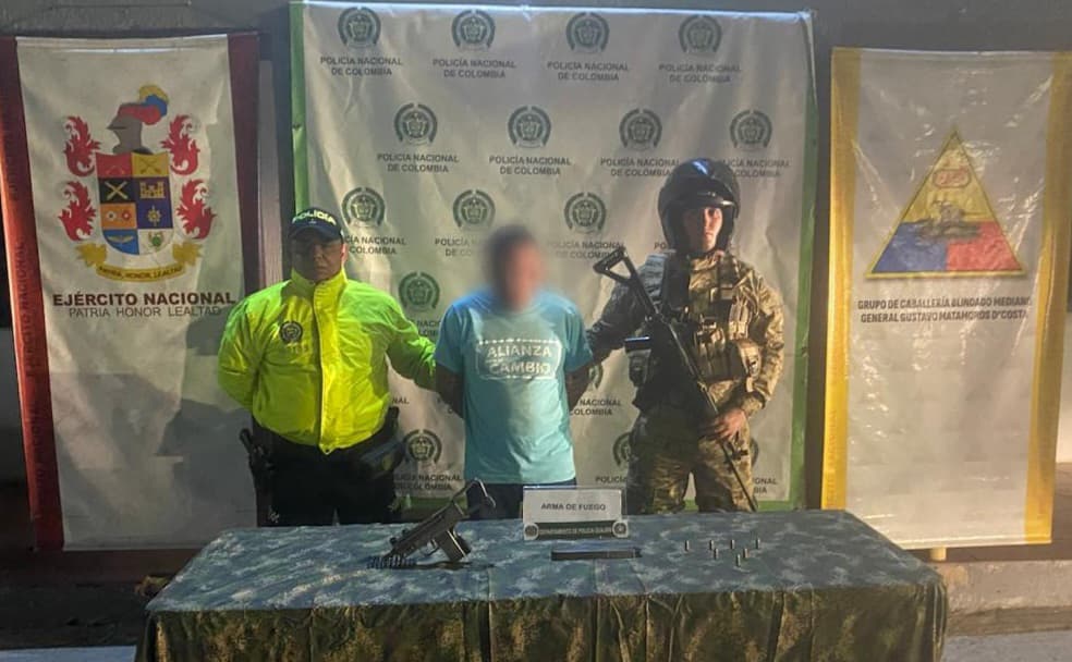 https://www.notasrosas.com/Policía y Ejército Nacional capturan en Maicao a un hombre con una subametralladora, un proveedor y siete cartuchos