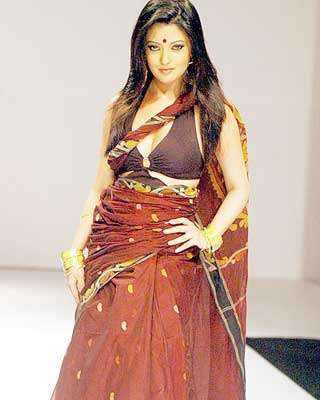 Riya Sen Ramp Kolkata Fashion Week Show 2009 Pictures