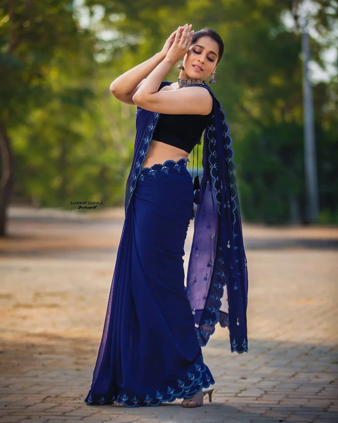 Anchor Rashmi gautam blue saree latest photoshoot