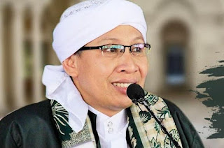 Silaturrahim yang merupakan kata serapan dari Bahasa Arab, yakni shilat (menyambung) dan rahim (persaudaraan), memiliki arti upaya seseorang menyambung dan atau melestarikan hubungan persaudaraan dengan orang lain yang merupakan bagian dari keluarga besarnya. Pengertian ini adalah pengertian silaturrahim dalam arti sempit. Secara lebih luas, silaturrahim ini dapat dilakukan juga untuk skala yang lebih luas, yakni relasi baik antarumat manusia, meskipun perbedaan suku, bangsa dan agama.  Dalam skala kecil, orang yang paling utama untuk di-silaturrahimi adalah kedua orang tua, khususnya ibu kandung. Dalam sebuah hadis diterangkan bahwa Rasulullah Saw didatangi oleh seseorang, lalu dia bertanya kepadanya: “Wahai Rasulullah, siapakah yang paling berhak untuk diperlakukan secara baik olehku?” Rasulullah menjawab: “Ibumu, ibumu, dan ibumu, lalu bapakmu” (HR al-Bukhari dan Muslim). Mengapa ibu yang lebih ditekankan? Ya, tentunya, karena ibu adalah orang yang paling berjasa dalam kehidupan ini. Dia telah melakukan segala sesuatu yang bisa dilakukan untuk anak-anaknya, khususnya di masa-masa awal kehidupan mereka, mulai dari mengandung, menyusui dan mendidik mereka hingga beranjak menjadi remaja. Pengorbanan ibu tentunya tidak dapat dinilai harganya. Setelah itu, bapak kita harus di-silaturrahimi, karena bapak juga telah berjasa bagi kehidupan anak-anaknya. Anggota keluarga yang lain juga harus dijaga dan diperkuat tali persaudaraannya. Ketika ada di antara mereka terputus tali persaudaraannya karena alasan apapun, maka Rasulullah Saw memerintahkan kita untuk menyambung persaudaraan kembali. Beliau bersabda: “Penyambung silaturrahim (yang sesungguhnya) bukanlah orang yang membalas silaturrahim orang lain, melainkan orang yang apabila hubungan persaudaraannya (dengan yang lain) itu terputus, maka ia menyambungnya kembali.” (Hadis Riwayat al-Bukhari(  Dalam skala besar, silaturrahim perlu dilakukan antarorang dalam satu suku, satu agama dan satu bangsa, bahkan antara sesama umat manusia di seluruh dunia. Persaudaraan sesama suku dapat disebuat dengan ukhuwwah qabiliyyah; persaudaraan dalam satu agama disebut ukhuwwah diniyyah; persaudaraan dalam satu bangsa disebut ukhuwwah sya’biyyah; dan persaudaraan antarumat manusia disebut dengan ukhuwwah insaniyyah/basyariyyah.  Menghapus Dosa  Dalam bergaul dengan sesama, terkadang seseorang melakukan hal-hal dosa terhadap sesama, misalnya mencaci maki, membohongi, melukai, menggunjing, berprasangka buruk dan lain-lain. Dosa-dosa yang berhubungan dengan sesama manusia (huquq al-adami) baru bisa diampuni oleh Allah apabila orang yang dianiaya itu telah memberikan maaf kepada orang yang melakukan dosa tersebut. Nabi Muhammad Saw pernah bersabda:  “Barangsiapa yang melakukan kezaliman/penganiayaan kepada saudaranya, baik itu terhadap kehormatannya atau apapun, maka hendaknya meminta halal (meminta maaf) darinya hari ini juga sebelum datangnya hari dimana tidak ada dinar atau dirham.” (HR al-Bukhari).  Seandainya seseorang yang telah melakukan perbuatan dosa kepada orang lain itu tidak mendapatkan ampunan dari orang yang dianiaya, maka kebaikan orang yang berbuat dosa tersebut akan dikurangi dan diberikan kepada orang yang dianiaya tersebut, atau keburukan orang yang dianiaya tadi akan dibebankan kepada orang yang zalim itu. Demikian ini disabdakan oleh Nabi Muhammad Saw dalam banyak hadis, antara lain berikut ini:  “Apabila orang yang zalim itu mempunyai amal baik, maka amal baiknya itu akan diambil sesuai dengan kadar kezalimannya, dan apabila dia tidak memiliki kebaikan sama sekali, maka kejelekan-kejelekan orang yang dizalimi tadi diambil dan dibebankan/diberikan kepada orang yang berbuat zalim kepadanya.” (HR al-Buhkari)  Apabila apa yang tertera dalam hadis di atas itu terjadai, maka orang yang tidak mendapat ampunan dari saudaranya itu disebut dengan muflis (orang pailit secara eskatologis). Hal ini sebaiknya tidak terjadi. Karena itu, silaturrahim itu sangat penting dengan tujuan bahwa satu dengan yang lainnya bisa saling meminta maaf dan memaafkan, atau dengan istilah yang sangat populer di Indonesia, halal bi halal.  Memperbanyak Rizki dan Memperpanjang Umur  Selain silaturrahim ini bermanfaat untuk saling memberikan maaf antar kita, ia juga memiliki manfaat yang besar bagi kehidupan kita dalam bermasyarakat. Rasulullah Saw bersabda: “Barangsiapa yang ingin dilapangkan rizkinya atau ‘dipanjangkan umurnya’, maka bersilaturrahimlah.”  Berdasarkan hadis tersebut di atas, ada dua manfaat lain dari bersilaturrahim, yakni (1) dilapangkan rizkinya, dan (2) dipanjangkan umurnya. Terkait dengan kelapangan rizki, kita bisa mengatakan bahwa orang yang suka bersilaturrahim akan mempunyai banyak saudara dan banyak teman, atau dalam bahasa kontemporer, dia memiliki networking atau jaringan yang bisa mendorong untuk terbukanya pintu rizki secara lebih lebar dan lebih luas. Meskipun demikian, kita juga tidak membatasi pengertian rizki hanya pada rizki materialistik. Lebih dari itu, rizki bisa saja berupa rizki immaterial, seperti rasa aman dan bahagia yang menyebabkan terbentuknya kesehatan jiwa, karena memiliki banyak saudara dan teman. Selain itu, rizki immaterial juga bisa berupa pahala dari Allah Swt.  Adapun yang terkait dengan panjang umur, para ulama berbeda pendapat. Sebagian mereka mengatakan bahwa orang yang suka bersilaturrahim akan dipanjangkan umurnya secara hakiki. Sebagian yang lain mengatakan bahwa yang dimaksud dengan kata tersebut adalah bahwa dia (orang yang suka bersilaturrahim) akan dikenang kebaikannya oleh saudara, teman dan masyarakat luas, tidak hanya ketika dia masih hidup, melainkan juga ketika dia sudah meninggal dunia.