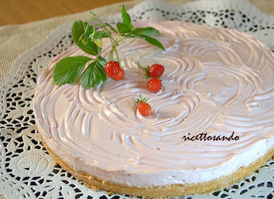 Torta fredda allo yogurt cuore di cioccolato dolci a cucchiaio