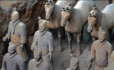 Peradaban Tertua di Dunia Peradaban tertua di dunia didirikan di wilayah yang dikenal sebagai Timur Tengah sekitar tahun 3500 SM, di Mesopotamia (Irak). Peradaban Sumeria, Akkadia, Babilonia, dan Asyur, semua berad di daerah ini. Tidak lama setelah peradaban Sumeria dimulai, lembah Sungai Nil di Mesir Kuno disatukan di bawah pimpinan Firaun pada milenium ke-4 SM, dan peradaban yang lain segera menyebar di kawasan bulan sabit subur di pesisir barat Laut Tengah. Bangsa Fenisia dan Israel membangun pemerintahan mereka di wilayah ini pula. 1. Mesopotamia                              Mesopotamia terletak di antara dua sungai besar, Eufrat dan Tigris. Daerah yang kini menjadi Republik  Irak itu di zaman dahulu disebut Mesopotamia, yang dalam bahasa Yunani berarti "(daerah) di antara sungai-sungai". Nama Mesopotamia sudah digunakan oleh para penulis Yunani dan Latin kuno, sepertiPolybius (abad 2 SM) dan Strabo (60 SM-20 M).                          Sejarah Mesopotamia diawali dengan tumbuhnya sebuah peradaban, yang diyakini sebagai pusat peradaban  tertua di dunia, oleh bangsa Sumer(ia) sekitar tahun 7000 SM. Bangsa Sumeria membangun beberapa kota  kuno yang terkenal, yaitu Ur, Ereck, Kish, dll. Kehadiran seorang tokoh imperialistik dari bangsa lain yang juga mendiami kawasan Mesopotamia, bangsa Akkadia, dipimpin Sargon Agung, ternya melakukan sebuah