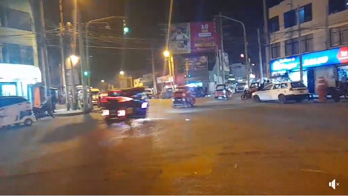 MALA DESORDEN EN EL TRANSPORTE, VEHÍCULOS NO RESPETAN LA LUZ ROJA, ÓMNIBUS APARCAN DONDE QUIEREN 