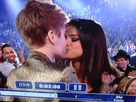 bieber and gomez kissing. Justin Bieber and Selena Gomez