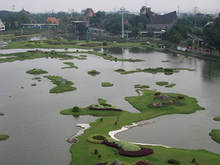 Danau yang menggambarkan miniatur Indonesia di TMII